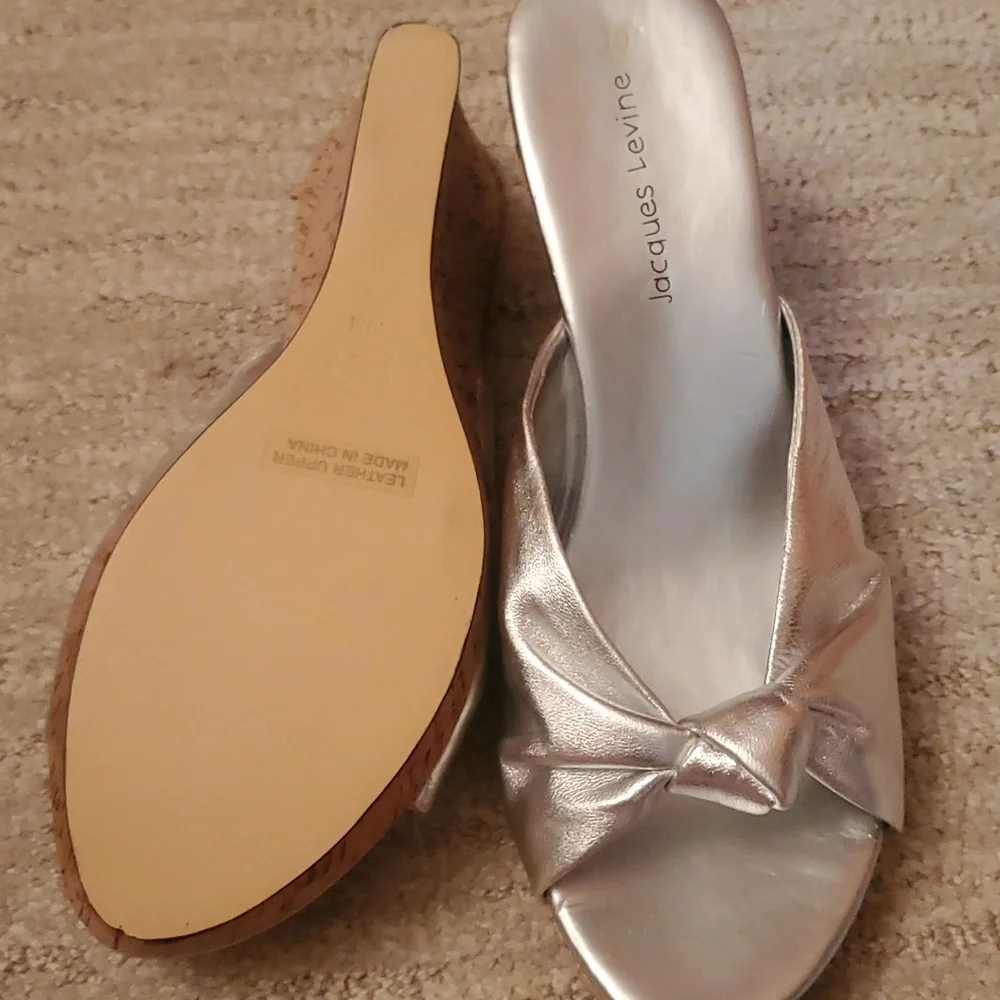 Silver Wedge Sandals NIB Size 10 M - Picture 2 of 4